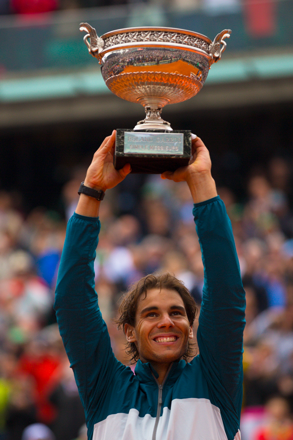 01-aa-Rafael-Nadal-Trophy-ROLAND-GARROS-2013-MAURICIO-PAIZ-Day-15-Sun-MFinal-7251-900px.jpg